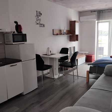 6 M, 50 M Do Plaze Apartment Barbat na Rabu Exterior foto