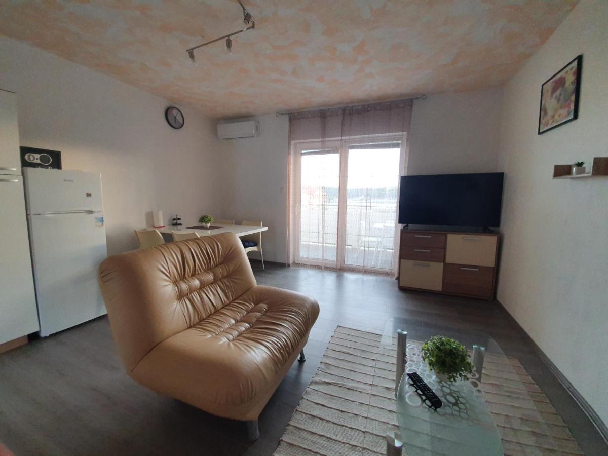 6 M, 50 M Do Plaze Apartment Barbat na Rabu Exterior foto
