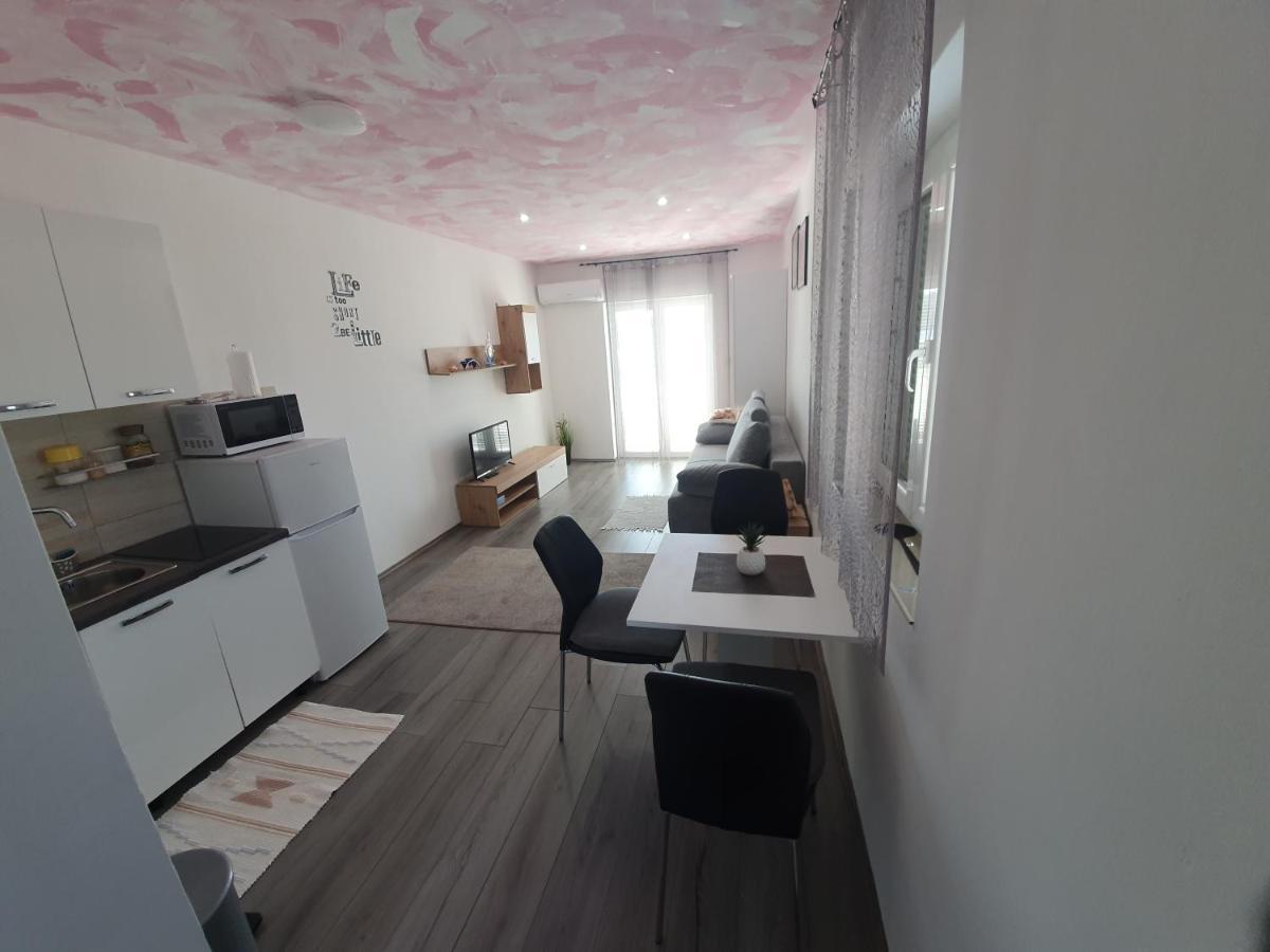 6 M, 50 M Do Plaze Apartment Barbat na Rabu Exterior foto