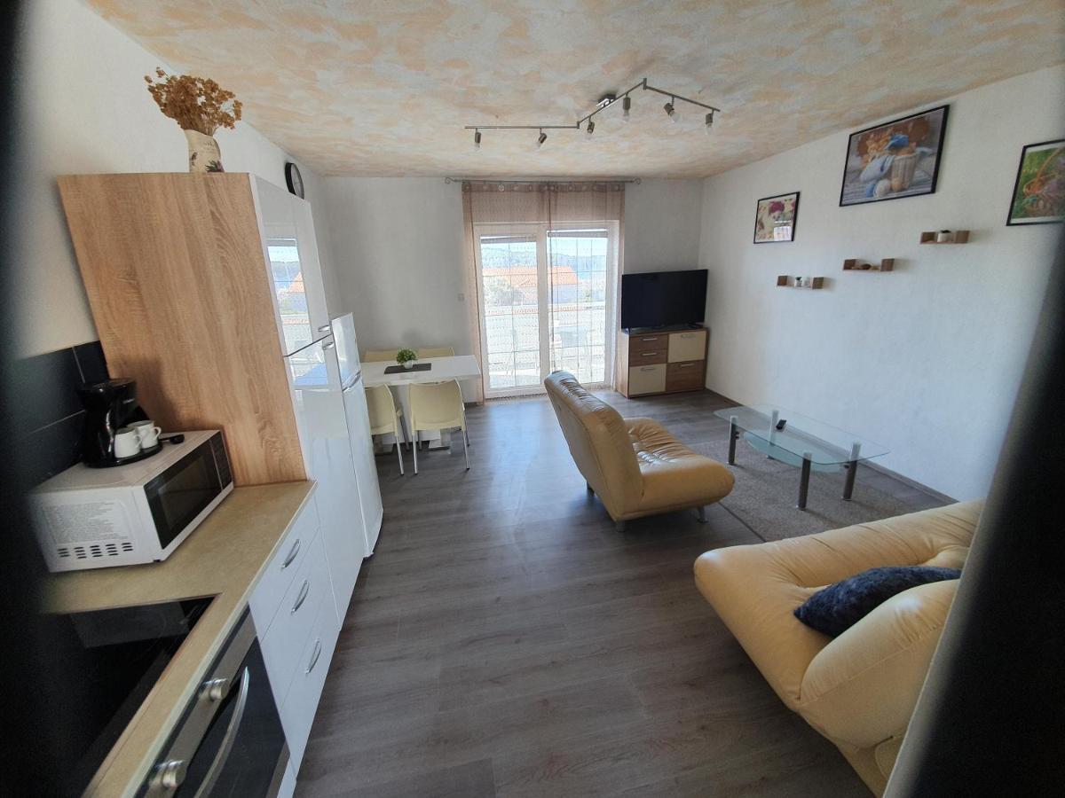 6 M, 50 M Do Plaze Apartment Barbat na Rabu Exterior foto