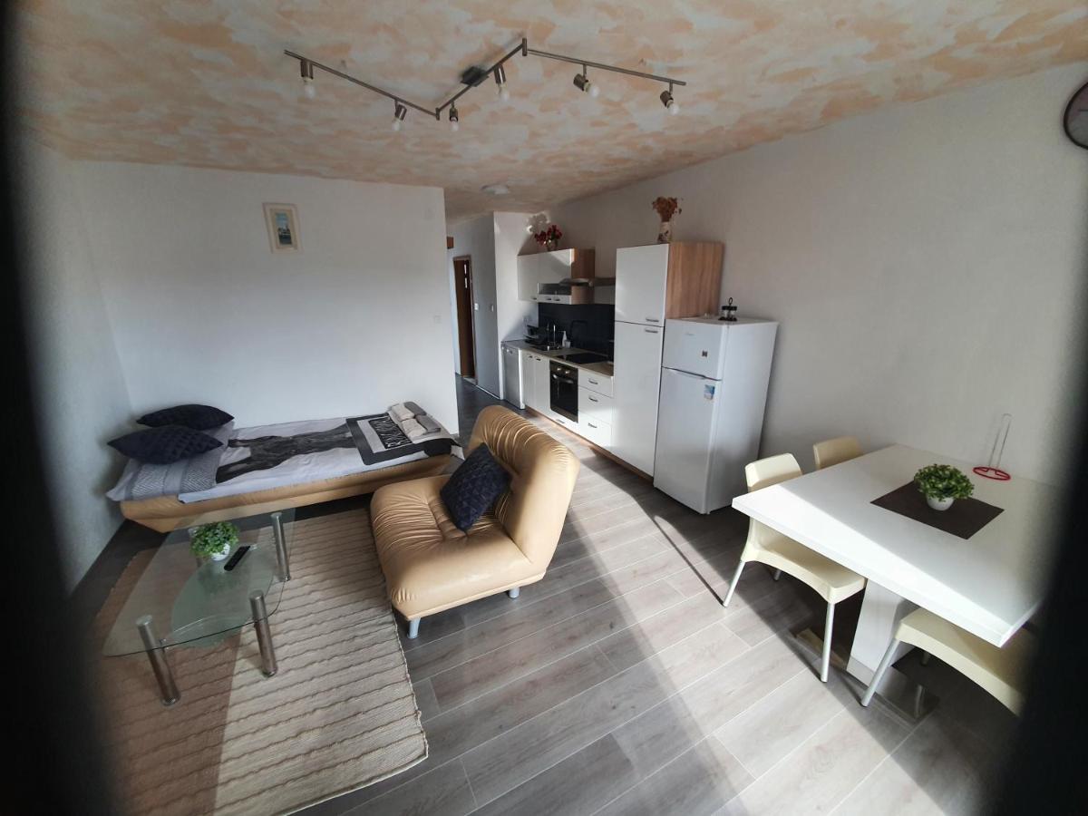 6 M, 50 M Do Plaze Apartment Barbat na Rabu Exterior foto
