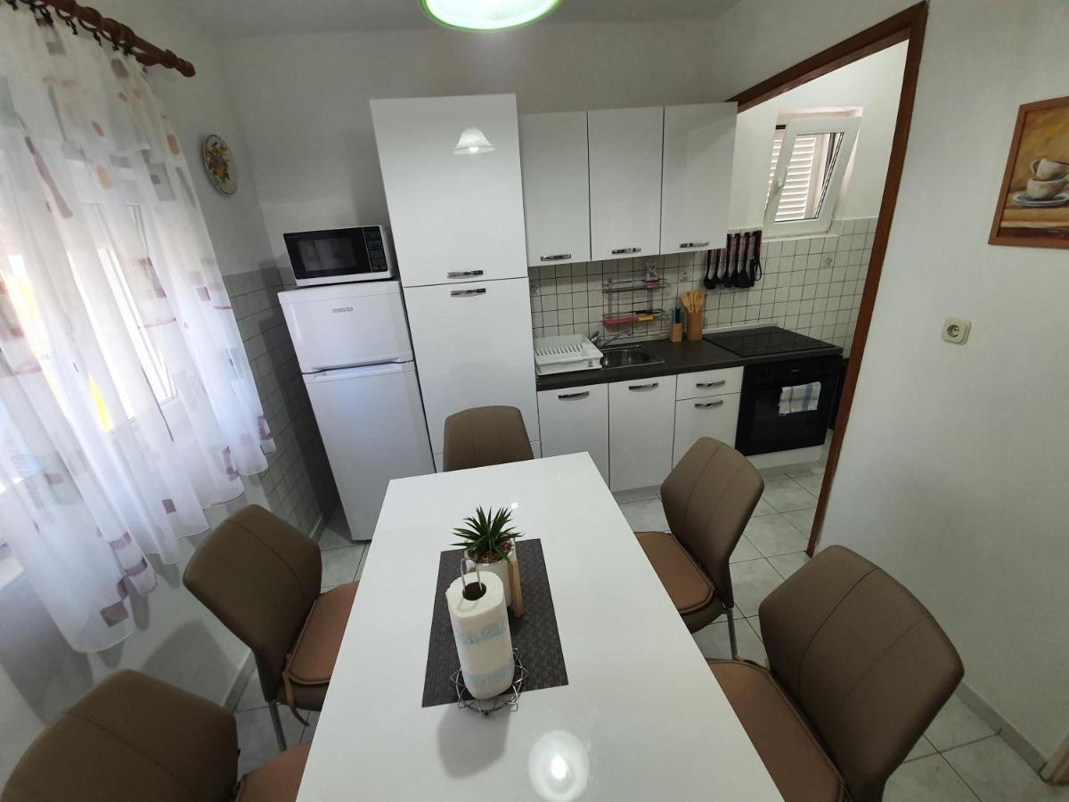 6 M, 50 M Do Plaze Apartment Barbat na Rabu Exterior foto
