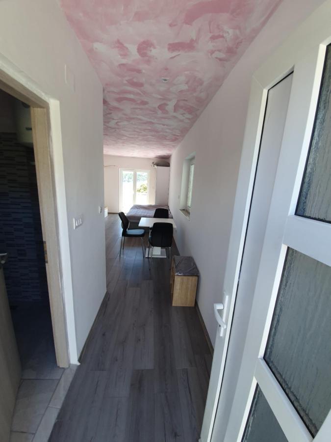 6 M, 50 M Do Plaze Apartment Barbat na Rabu Exterior foto
