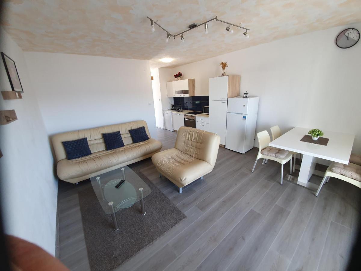 6 M, 50 M Do Plaze Apartment Barbat na Rabu Exterior foto