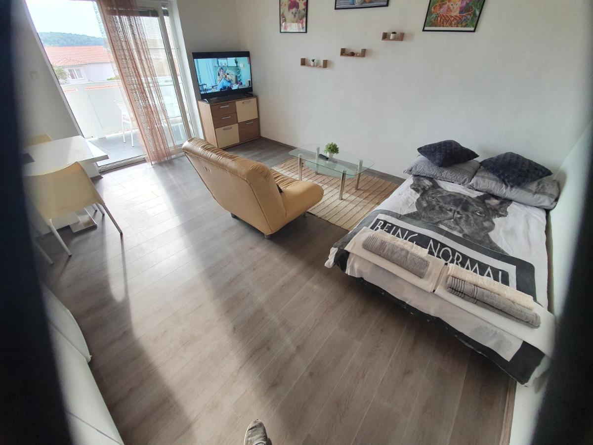 6 M, 50 M Do Plaze Apartment Barbat na Rabu Exterior foto