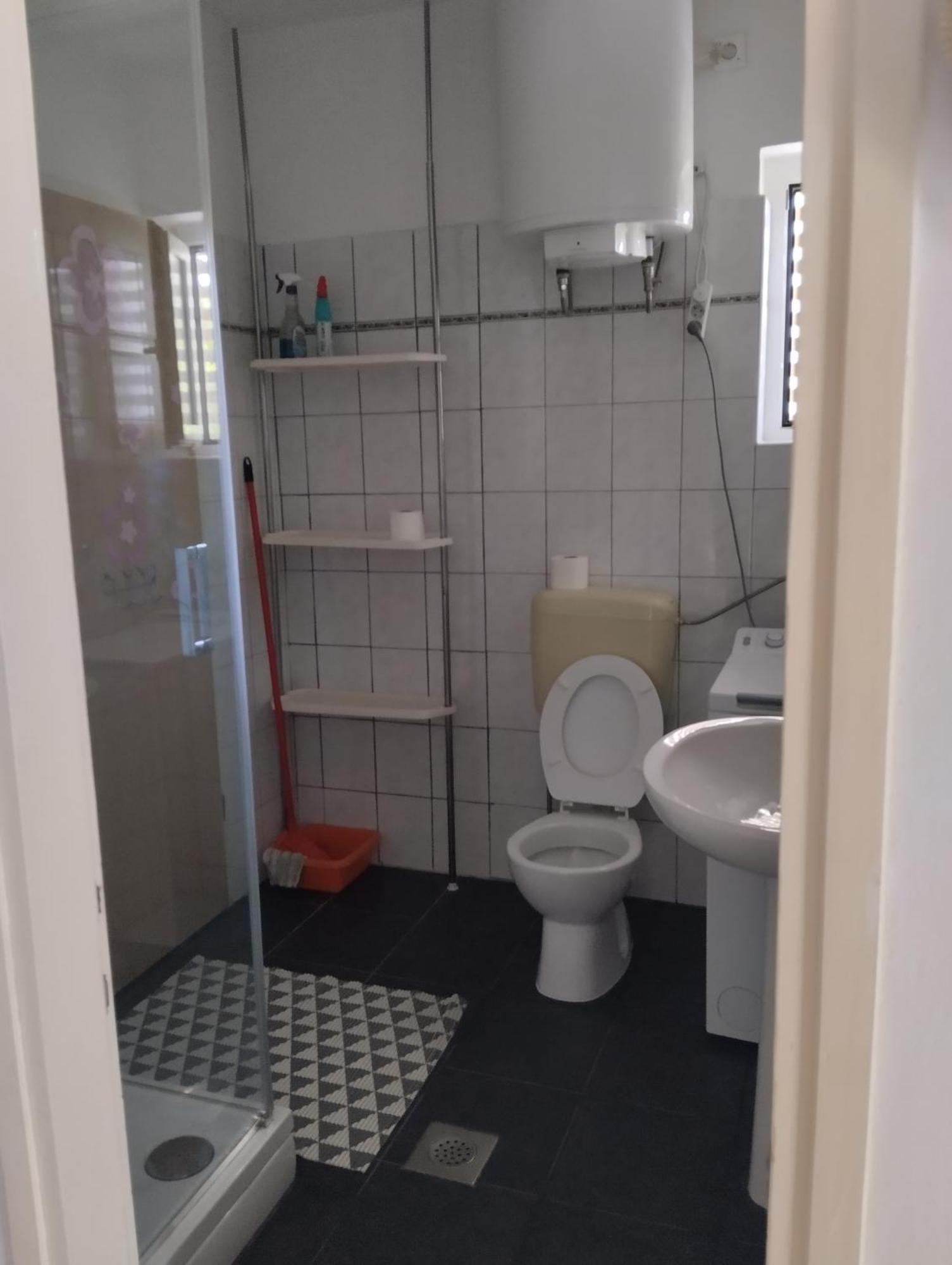 6 M, 50 M Do Plaze Apartment Barbat na Rabu Exterior foto
