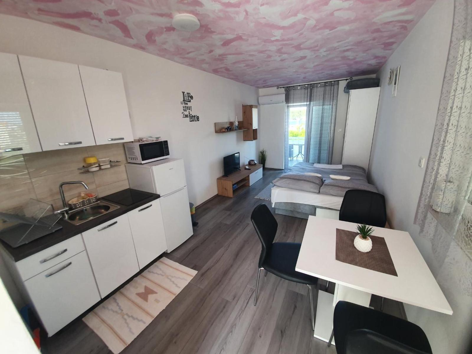 6 M, 50 M Do Plaze Apartment Barbat na Rabu Exterior foto